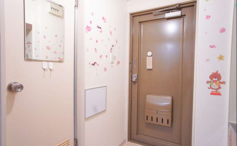 明るい玄関でお出迎えいたします