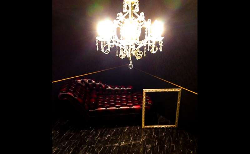 シャンデリアやソファなど、こだわりの家具にもぜひご注目ください