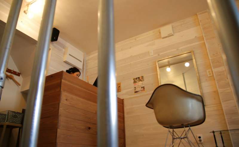 2Fに階段で登っていくところです　扉はなく開放的な空間となっています