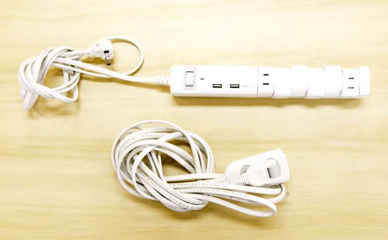 延長コード（6口＋USB2口が2本、5mの3口が2本）も完備。