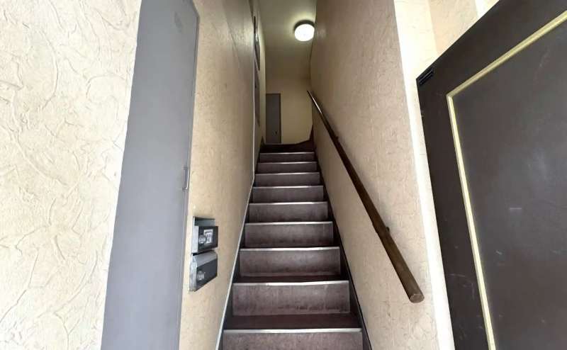 【階段で3階までお上がりください。】