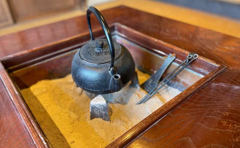 五徳に鉄瓶の組み合わせがしぶいです。