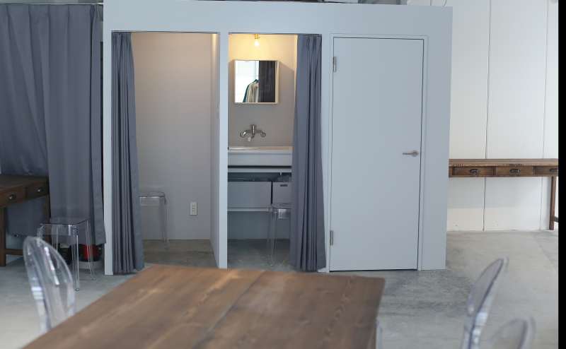 左がトイレ、中央は洗面所(フィッティングルームとしても)、左フィッティングルーム、一番左は荷物置き場