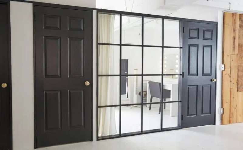 シックな黒いドアが印象的。ドアの向こう側はメイクルームです