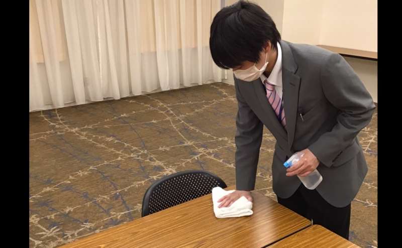 ホール内の机、椅子、備品のすべての消毒いたします