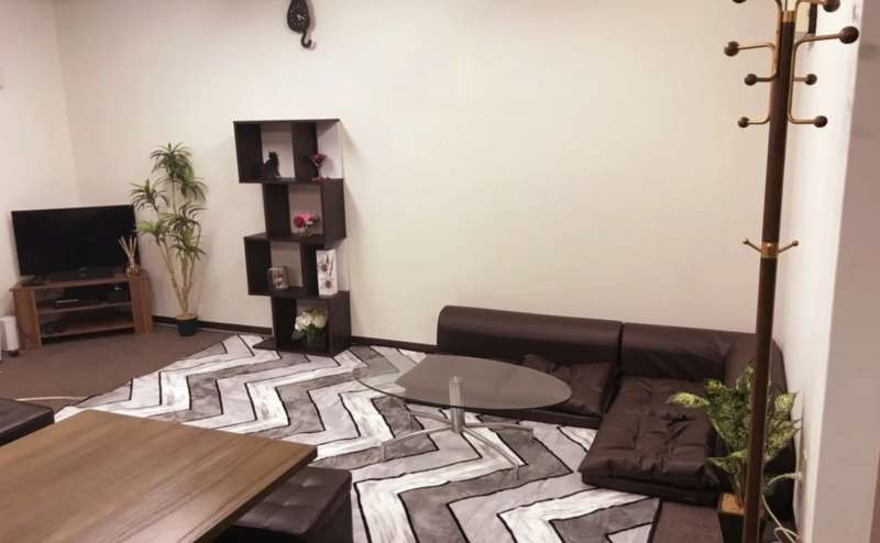 ラグエリア。ローソファを設置してくつろげる空間に。写真や動画の撮影にもぴったりの白い壁です