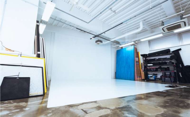 東京　原宿　明治神宮前駅　レンタル撮影スタジオ　天井高白ホリゾントスタジオ