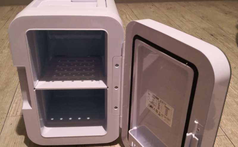 ポータブル温冷庫です。中の仕切りを外せば、500mlペットボトルが4本程度格納できます。