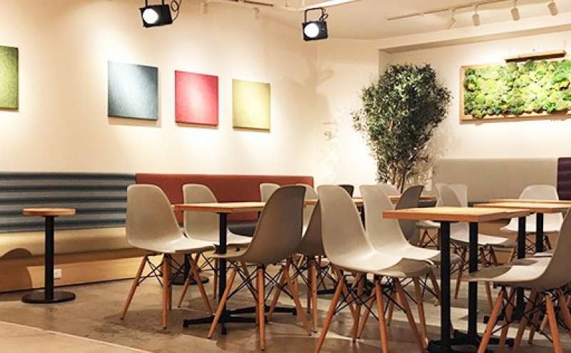 白を基調にしたウッディーで落ち着いた空間