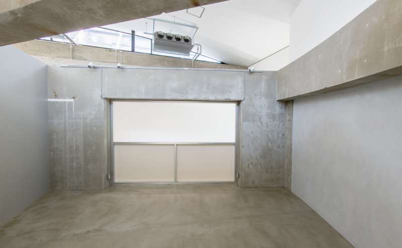 ショールームエリア｜背景紙いらずでそのまま使える、クリーンなモルタル壁と無骨なコンクリート。商用撮影にも最適な、ナチュラルで完成された背景です。