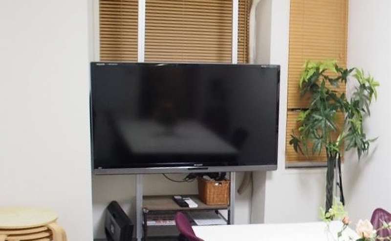 ５０インチ大型モニター。プロジェクターより使いやすく見やすいです。