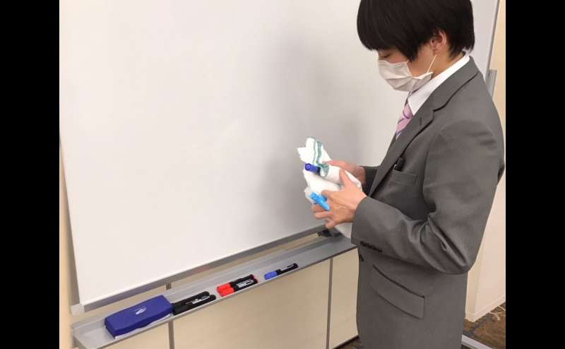 会議室内の椅子、テーブル、備品はすべて消毒しています