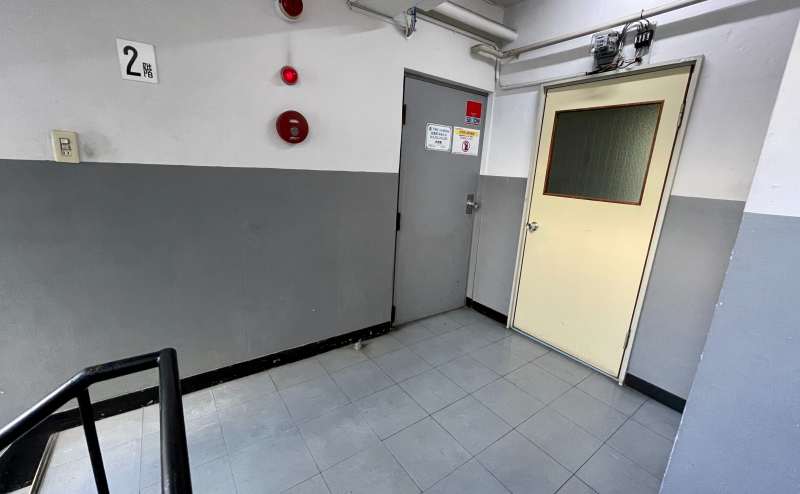 【階段を上がってすぐ左手に共用扉があります。共用扉に鍵はかかっていないのでそのままお入りください】 - TIME SHARING 秋葉原 和泉ビル201の写真