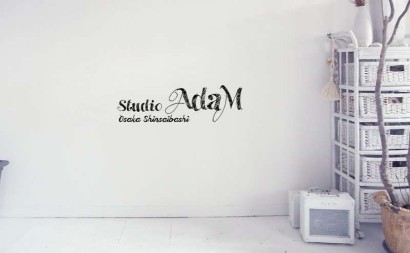 白を基調としてスペースがございます