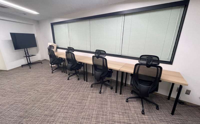 38平米のスペースにデスク6つだけのゆったりレイアウト