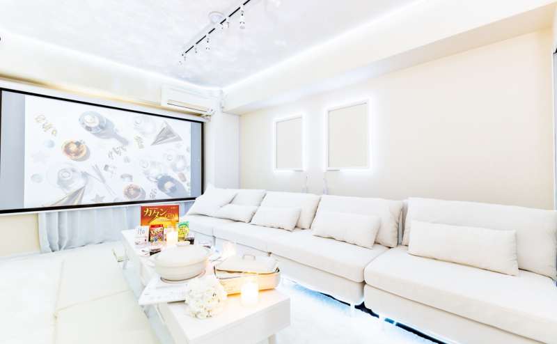 真っ白＆ふわふわカーペット❣お部屋をLEDネオンでお好きな色に?100㌅大画面プロジェクターで動画鑑賞?ゲーム?推し活