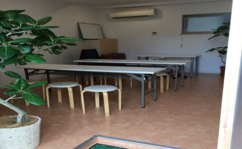 レイアウト変更自由。会議やミーティング、塾などに格安でご利用いただけます