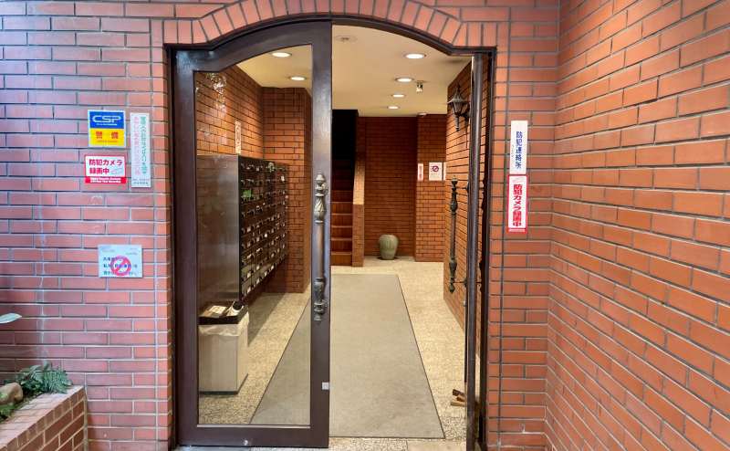 【こちらの扉は施錠されていないのでそのままお入りください】 - TIME SHARING 新宿御苑前 オリエント新宿1001の写真