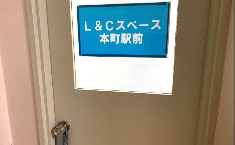 エレベーターを降りて突き当りの部屋になります。