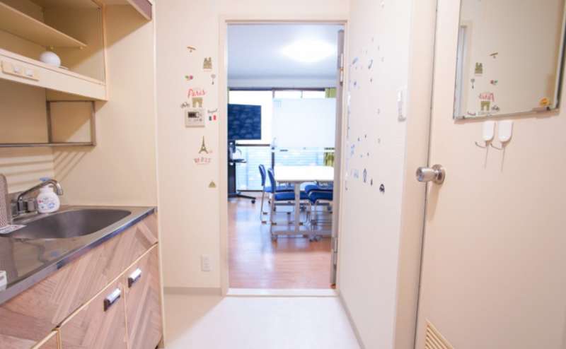 キッチン付き。飲食物持ち込み自由です。ごゆっくりおくつろぎください