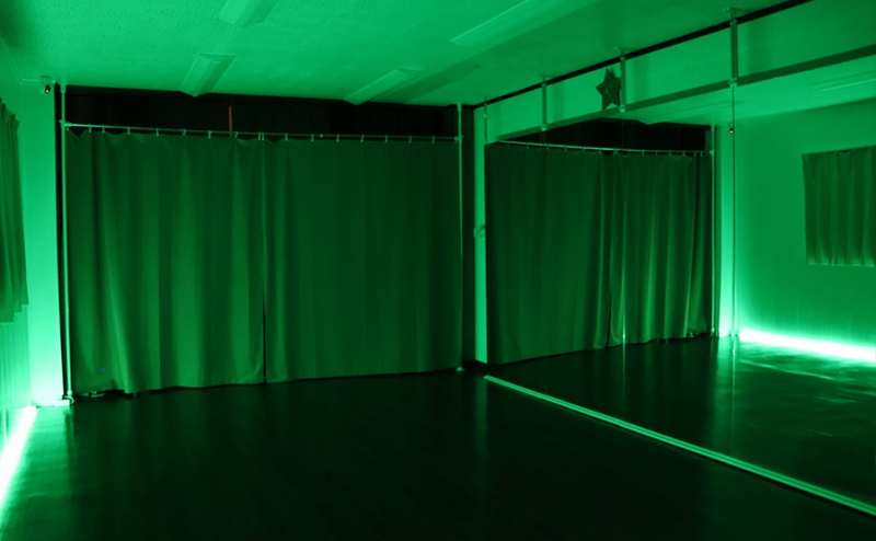 【尾崎駅3分】LEDライト完備/30㎡/4人並びで広々/完全個室！ダンスの自主練習に最適/大型鏡4枚