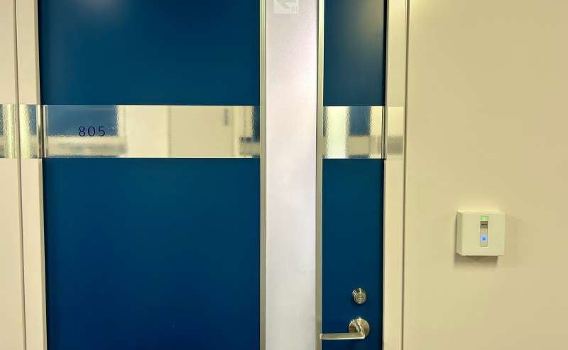 【ご予約の部屋まで進みドアノブにあるキーボックスよりカードキーをお取りの上、SECOMセンサーに当ててオートロックを解除ください】