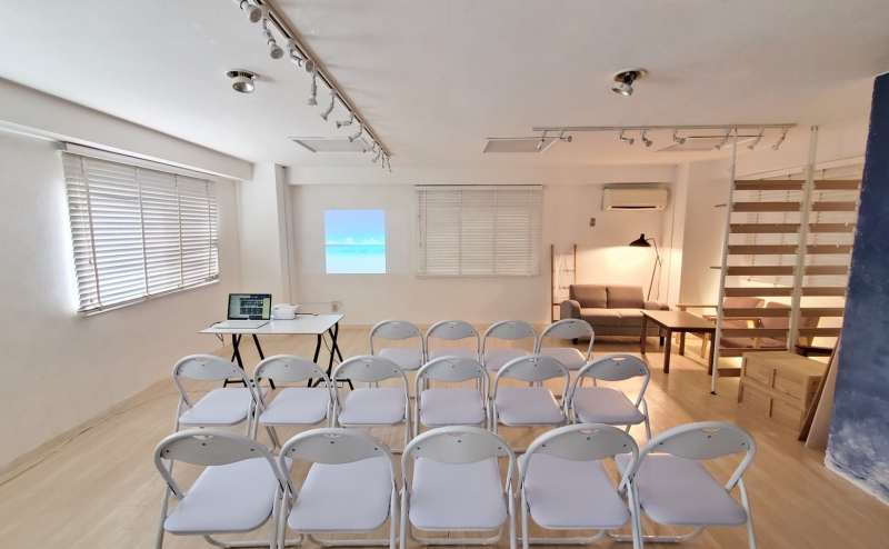 シアター形式にも。 パイプ椅子含め、４２名着席可。