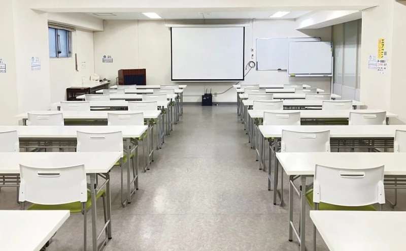 第一会議室は収容人数は40人（最適人数）～3名掛け最大60人。会場面積は96m²となります。