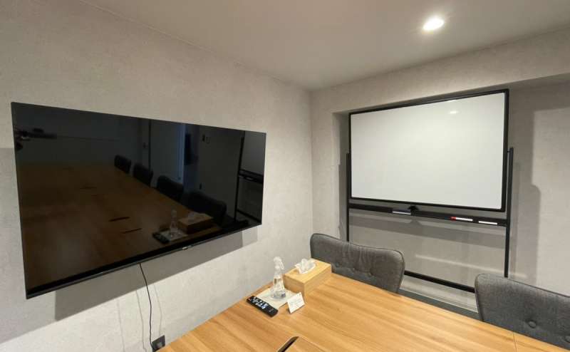 6名用会議室。大きなモニター完備