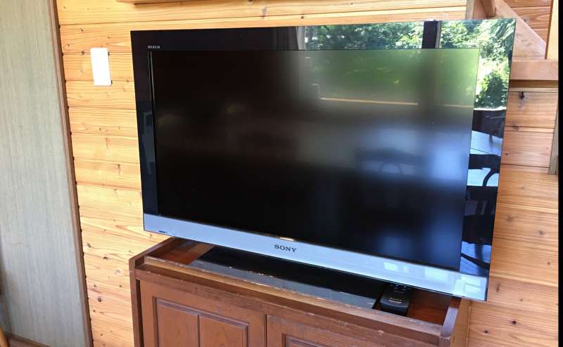 32型テレビがMTGスペースにあります。 ※BS、地上波共に映りませんが、HDMI入力が2口ありますので、モニターとしてご利用いただけます。