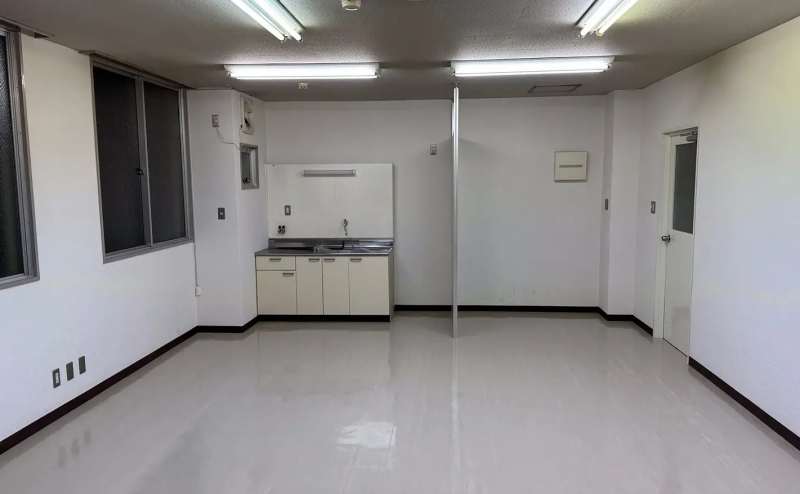 机・椅子は退出時までに元のセッティングに戻していただければ、比較的さまざまな用途にお使いいただけます。（他の部屋に迷惑となる騒音が出るような用途は禁止です）