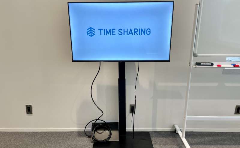 【モニターへは接続済みのHDMIケーブルとお手持ちのPCを繋げるだけで簡単に映像が流せます】 - TIME SHARING 六本木 第6DMJビル 4Bの写真
