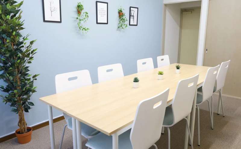 8名様着席を推奨しておりますが補助椅子を利用すれば12名様がご着席いただけます