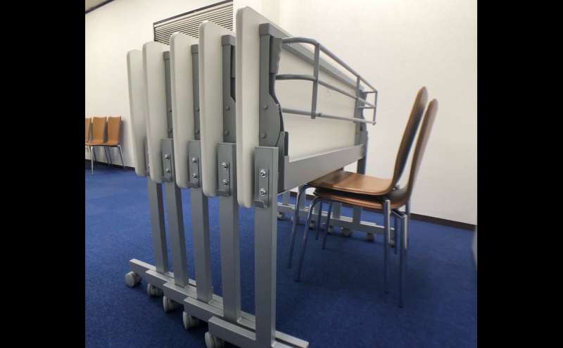 テーブルはキャスター付き折りたたみ可能、イスはスタッキング可能