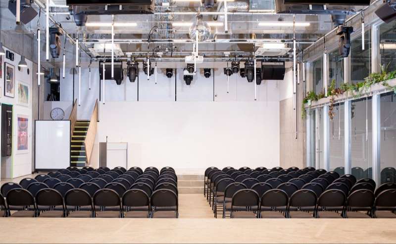 フォーマルな研修やセミナーから煌びやかな宴会まで、一気通貫で開催できる「駅前」＆「ハイブリッド」なイベントホール