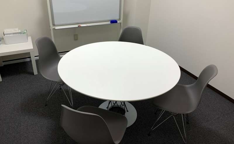 デザイナーズの家具がはいっております。ノグチイサムのサイクロンテーブルとイームズチェアです。