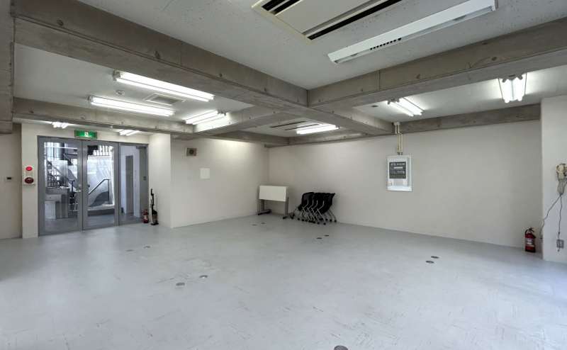 【通常のご入室はエントランス側からになります】