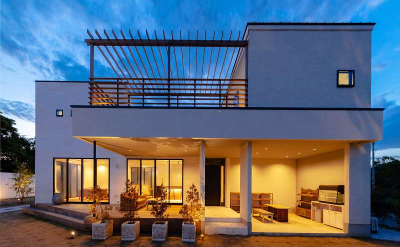 デザイナーズスタイルの一軒家、LDK（27.5帖）オープンデッキのアウトドアリビング（13.5帖）を貸し切りでご利用頂けます