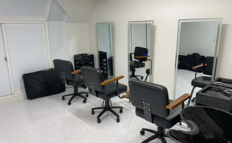 ワゴン（黒色）3台あります。（キャスター付き）  ！！ご注意ください！！ シャンプー台は1台ございますが、現在使用不可となります。