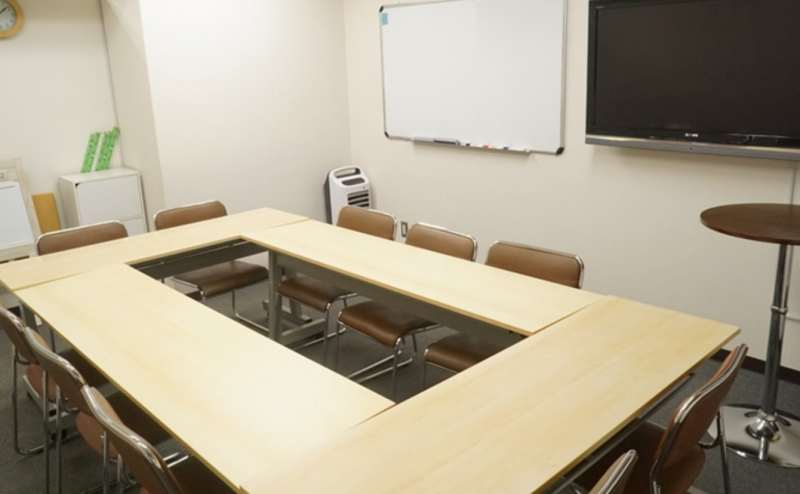 会議やミーティングにぴったりのロの字レイアウト。当会議室の標準となります
