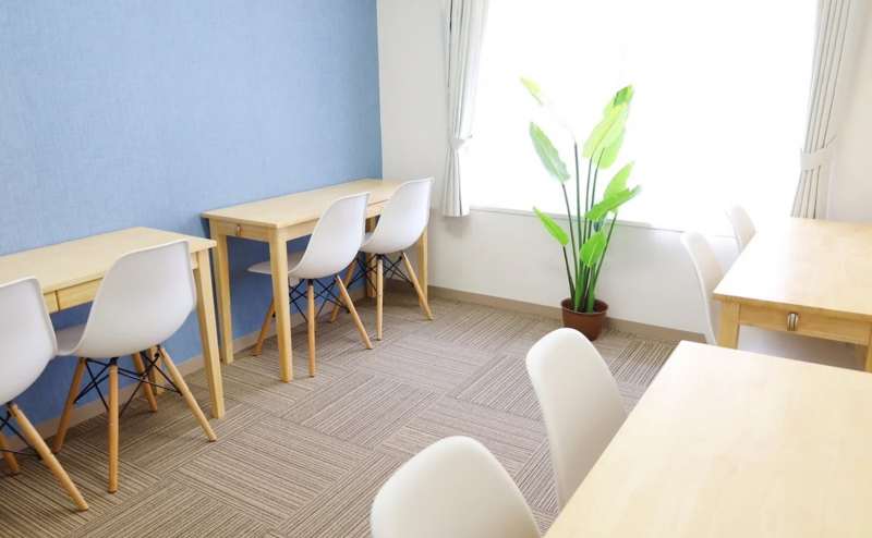 壁に向かって配置するレイアウトも可能です。試験勉強や作業などにも