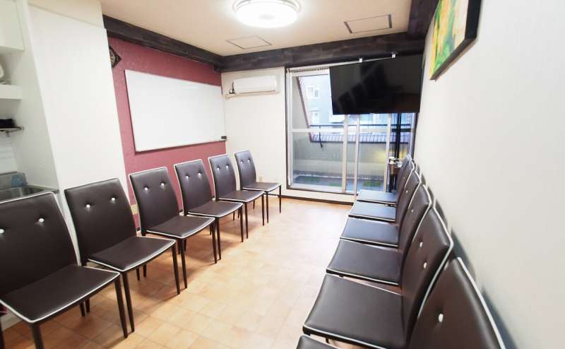 椅子を対面に並べた朗読会向けレイアウト