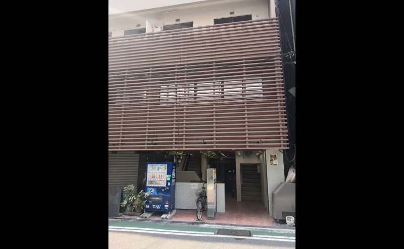 建物の外観、入り口です。 建物１階の右側に入り口の階段がございますので、そちらからお上がりください。