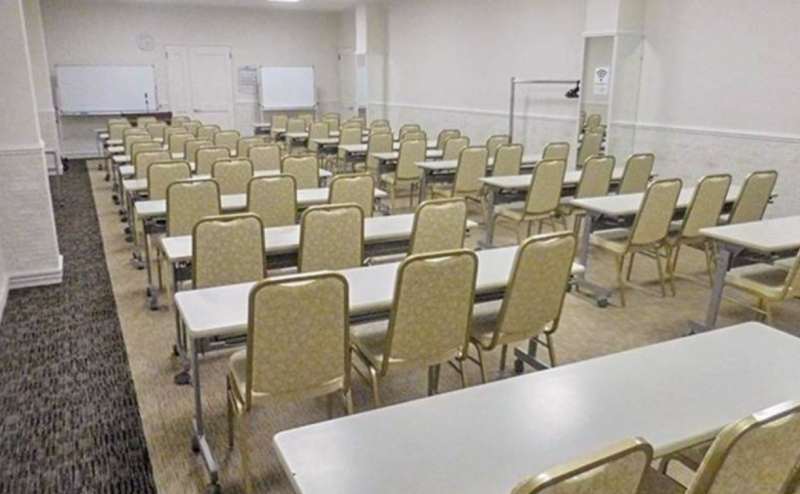 新横浜３丁目大ホール/Room１＋２【新横浜駅徒歩4分】着席１５６名！駅近 ！ プロジェクター等備品無料！飲食自由！