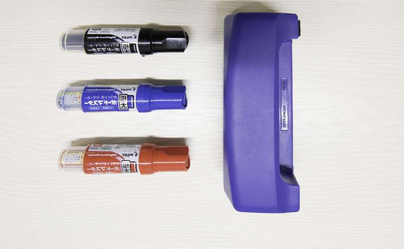 ホワイトボードマーカーとイレイサー。マーカーは後ろからでも見やすい極太でご用意。