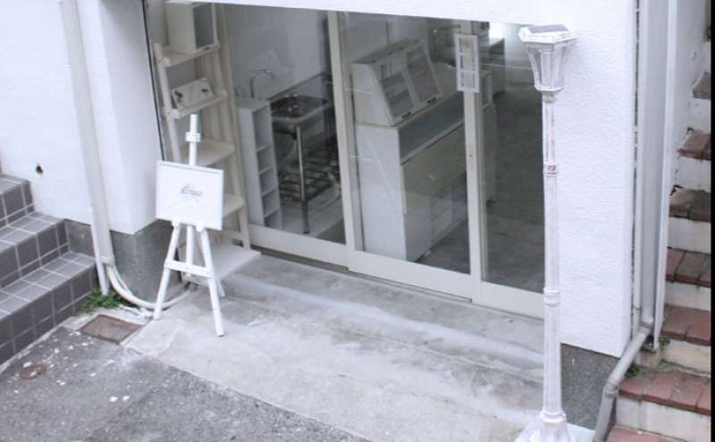 階段を下りたところにございます