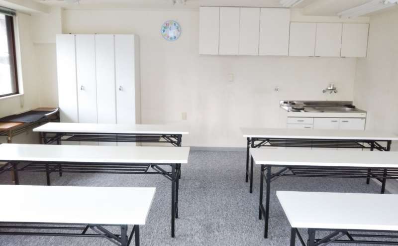 自習の際には、流し台はパーティションで隠します。イベントなどで水道が必要な際にはご利用いただけます。