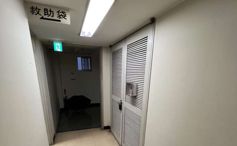 【救助袋側に進むと会議室があります。エアコンスイッチは向かい側の扉にあります。】 - TIME SHARING 新宿8Aの写真