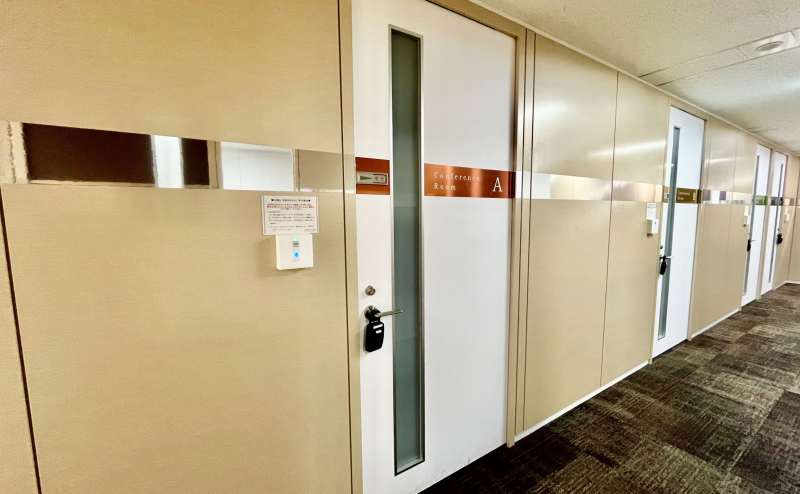 【ドアノブにキーボックスがございます。予約案内に記載の暗証番号に合わせてカードキーをお取りください。】