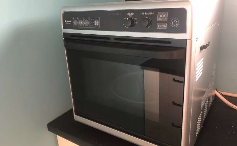 ガスオーブンです。鉄板（３５×３５cm）２枚入ります。